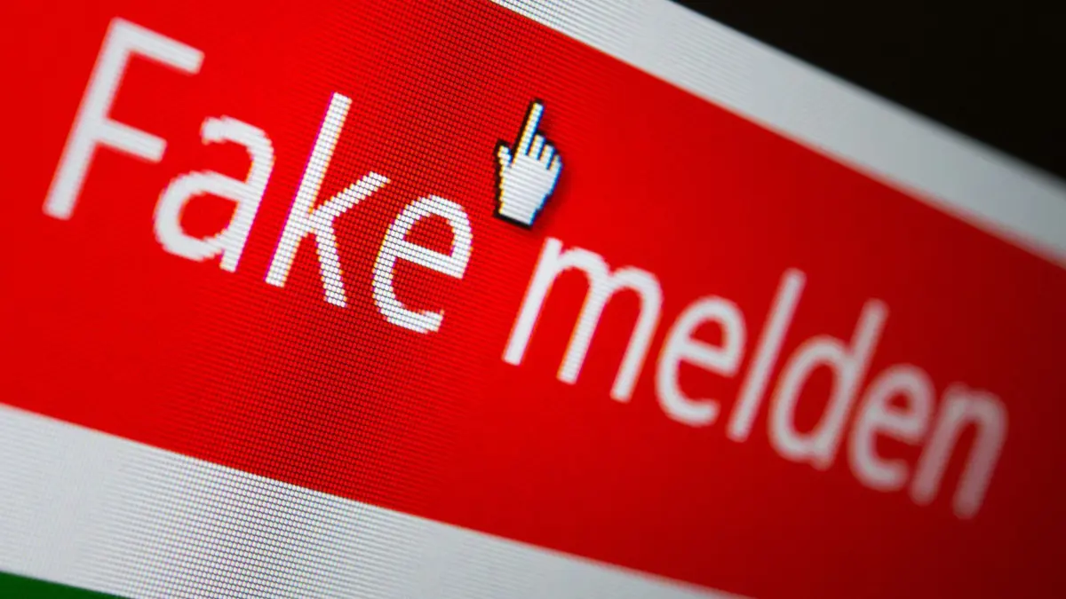 „Fake melden“ steht auf dem Button einer Website: HANDOUT - Host-Provider sind nach einem konkreten Hinweis auf einen rechtsverletzenden Inhalt verpflichtet, selbstständig nach sinngleichen Inhalten zu suchen und diese zu sperren. (zu dpa: «Deepfake-Urteil: Plattform muss auch Sinngleiches löschen») Foto: Franziska Gabbert/dpa-mag - Honorarfrei nur für Bezieher des Dienstes dpa-Magazin +++ dpa-Magazin +++
