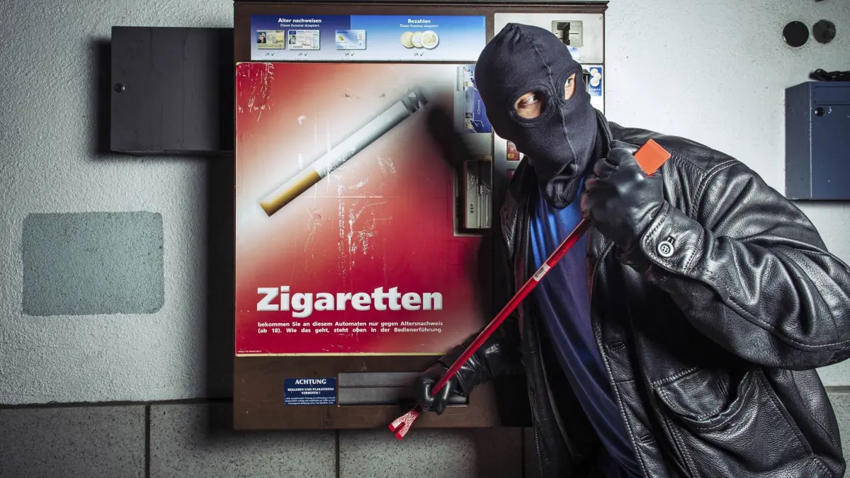 Keinkrimineller an Zigarettenautomat in der Weißhausstraße. Köän, 06.06.2016 Foto:xC.xHardtx/xFuturexImage
to Cigarette machine in the 06 06 2016 Photo XC xHardtx xFuturexImage