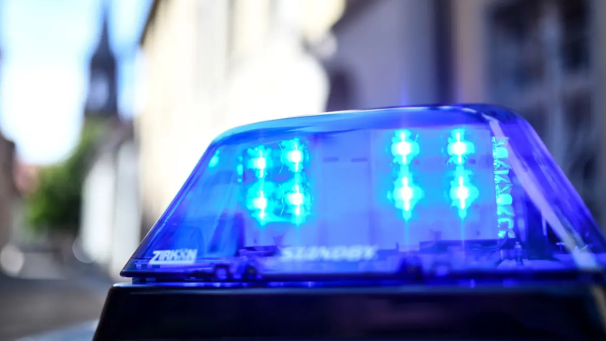 Polizei - Symbolbild: ARCHIV - 30.07.2018, Baden-Württemberg, Freiburg: Ein Polizeiauto mit blinkendem Blaulicht steht vor einem Gebäude. (zu dpa: «Schüsse im Kreis Ludwigsburg - Täter auf der Flucht») Foto: Patrick Seeger/dpa +++ dpa-Bildfunk +++