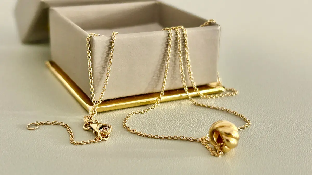 Eine Damen-Goldkette mit Anhänger (375er-Gold) - Gesamtgewicht 1,92 Gramm. Wie viel Geld gibt es für den Materialwert?