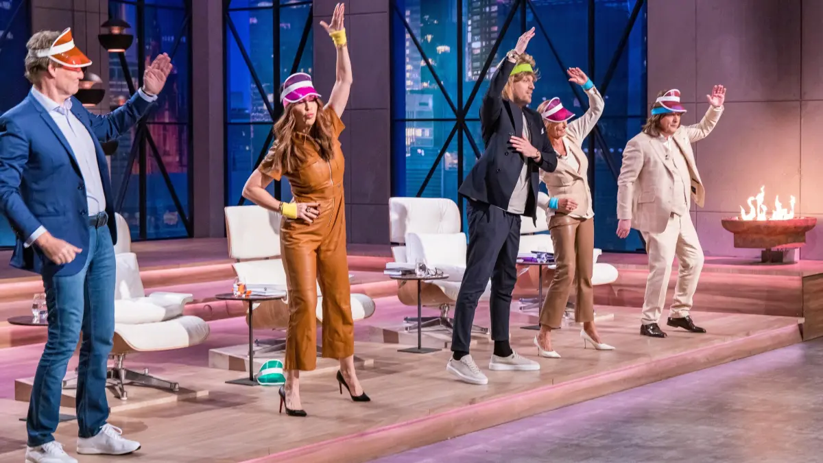 Die Löwen (v.l.) Carsten Maschmeyer, Judith Williams, Tillman Schulz, Dagmar Wöhrl und Ralf Dümmel wärmen sich für den KRAFTFUTTER-Pitch auf.