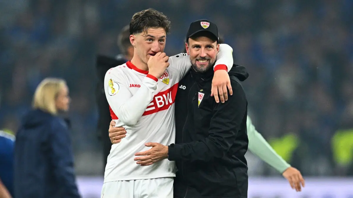 24.05.2025, Berlin: Fußball: DFB-Pokal, Arminia Bielefeld - VfB Stuttgart, Finale, Olympiastadion. Stuttgarts Trainer Sebastian Hoeneß (r) und Stuttgarts Angelo Stiller jubeln nach dem Sieg. WICHTIGER HINWEIS: Gemäß den Vorgaben der DFL Deutsche Fußball Liga bzw. des DFB Deutscher Fußball-Bund ist es untersagt, in dem Stadion und/oder vom Spiel angefertigte Fotoaufnahmen in Form von Sequenzbildern und/oder videoähnlichen Fotostrecken zu verwerten bzw. verwerten zu lassen. Foto: Tom Weller/dpa +++ dpa-Bildfunk +++