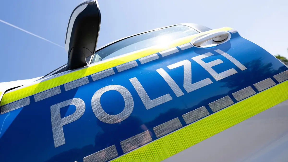 ARCHIV - 12.05.2025, Hessen, Wiesbaden: Ein Streifenwagen der Polizei steht während der Vorstellung der Verkehrsunfallbilanz Hessen auf dem Gelände der Polizeiautobahnstation Wiesbaden-Medenbach. (zu dpa: «Rollerfahrer flieht vor Polizei und fährt Zweijährigen an») Foto: Boris Roessler/dpa +++ dpa-Bildfunk +++