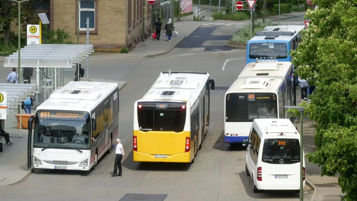 Leonberg - Busbahnhof und Bahnhofvorplatz