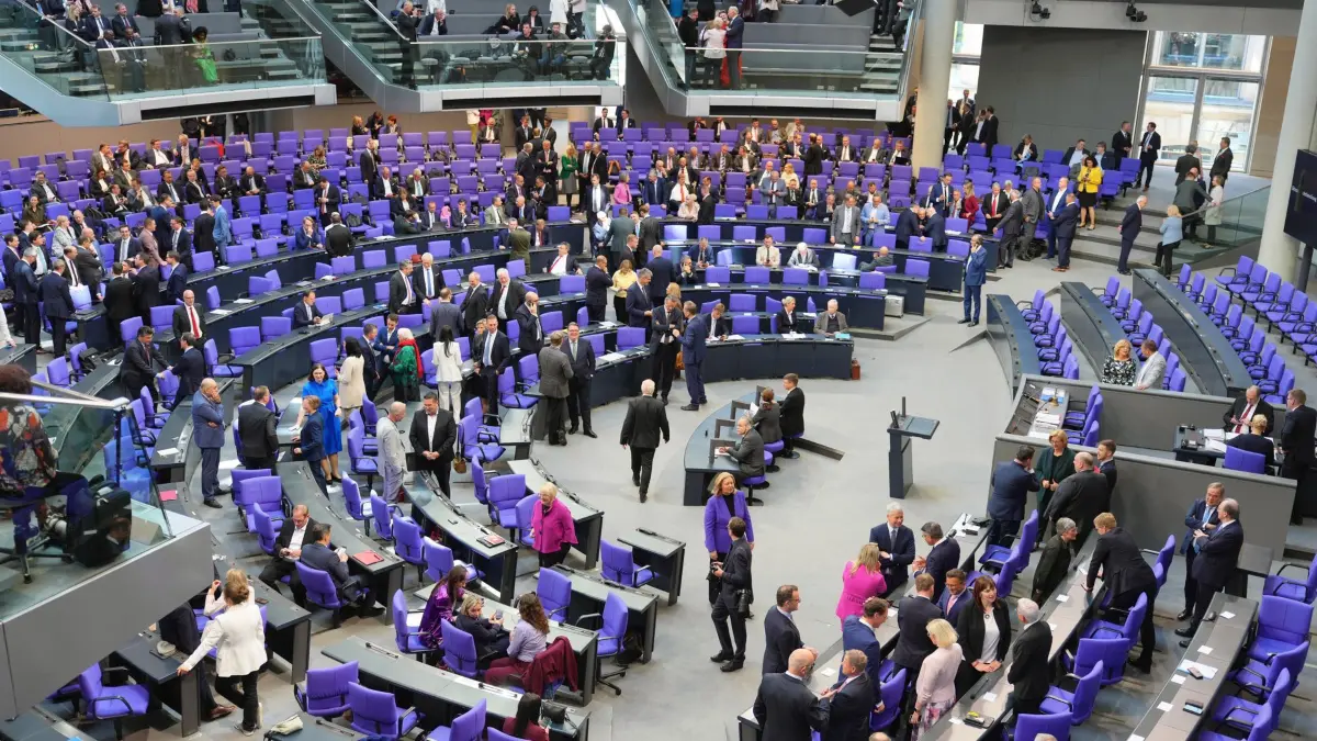 06.05.2025, Berlin: Blick in den Plenarsaal des Bundestags bei der Kanzlerwahl. Im Bundestag findet die Wahl und Vereidigung des Bundeskanzlers und der neuen Bundesregierung statt. Foto: Michael Kappeler/dpa +++ dpa-Bildfunk +++