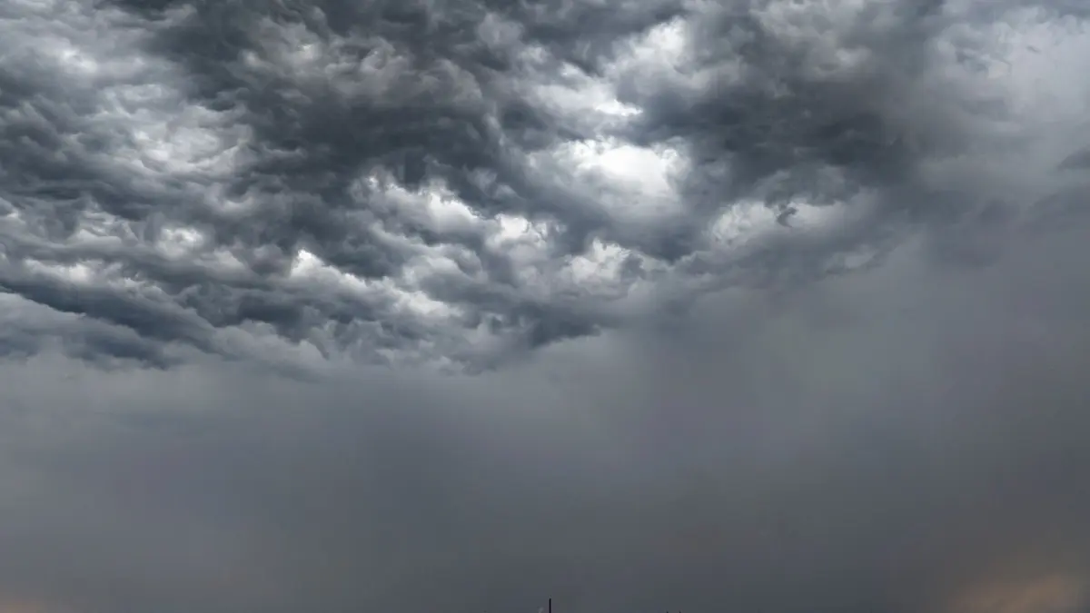 Gewitter in Duisburg: ARCHIV - 13.08.2024, Nordrhein-Westfalen, Duisburg: Ein Gewitter mit dunklen Wolken zieht über Duisburg auf (Aufnahme mit Drohne). (zu dpa: «Feuchtwarm in NRW - nachmittags Gewitter und Hagel möglich») Foto: Christoph Reichwein/dpa +++ dpa-Bildfunk +++