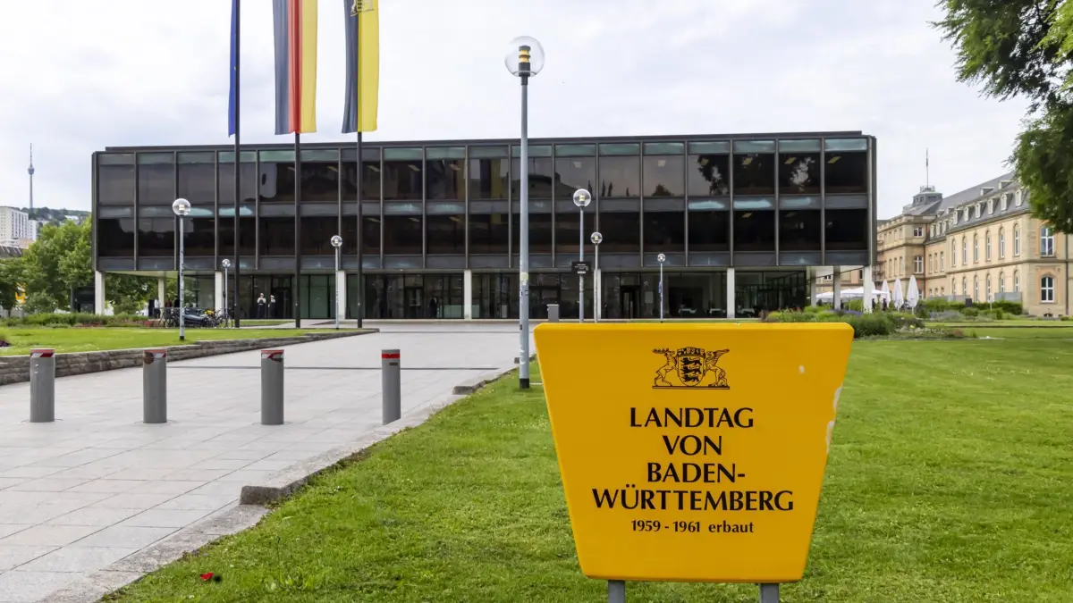 Haus des Landtags Baden-Württemberg, Landtagsgebäude in Stuttgart. Errichtet wurde das Haus des Landtags zwischen 1959 und 1961 nach einem Entwurf von Entwurf von Kurt Viertel. Von 2013 bis 2016 wurde das Baudenkmal generalsaniert und auf den technischen Stand gebracht. // 21.05.2025: Stuttgart, Baden-Württemberg, Deutschland, Europa *** Haus des Landtags Baden Württemberg, state parliament building in Stuttgart The Haus des Landtags was built between 1959 and 1961 according to a design by Kurt Viertel From 2013 to 2016, the listed building was completely renovated and brought up to technical standards 21 05 2025 Stuttgart, Baden Württemberg, Germany, Europe