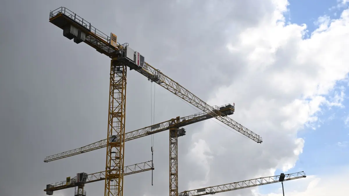 Baukräne: ARCHIV - 11.03.2025, Baden-Württemberg, Stuttgart: Baukräne stehen auf einer Baustelle in der Innenstadt. (zu dpa: «20-Jährige klettert auf Kran und fällt - schwer verletzt») Foto: Bernd Weißbrod/dpa +++ dpa-Bildfunk +++
