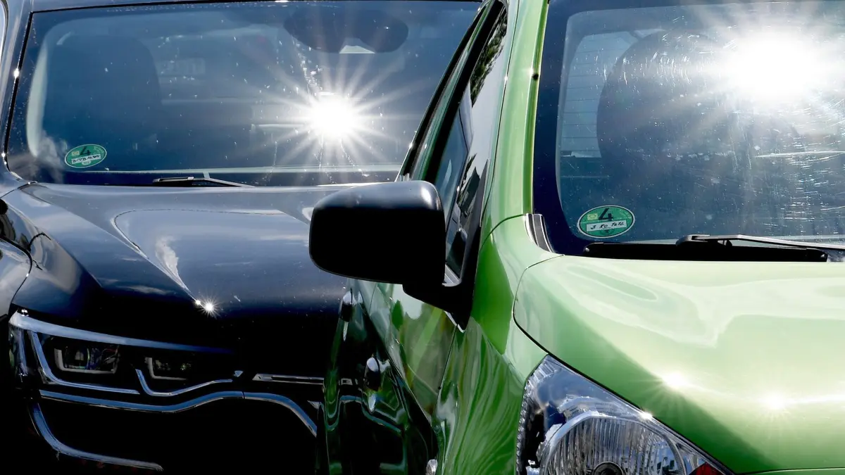 Autos bei Sonnensein und Hitze auf einem Parkplatz: ARCHIV - Bei Hitze kann es im Auto schnell sehr heiß und gefährlich werden. Besonders für Kinder und Tiere. (zu dpa: «Kind allein im Auto: So schnell wird es bei Hitze gefährlich») Foto: Britta Pedersen/dpa-Zentralbild/dpa-mag - Honorarfrei nur für Bezieher des Dienstes dpa-Magazin +++ dpa-Magazin +++