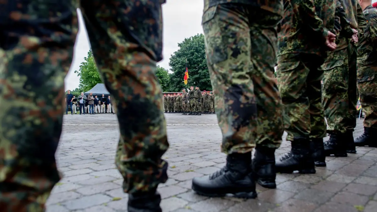 Nationaler Veteranentag - Vechta: 15.06.2025, Niedersachsen, Vechta: Zahlreiche Reservistinnen und Reservisten stehen im Rahmen des Nationalen Veteranentags für einen Reservistenappell mit Schwurbekräftigung in der Zitadelle Vechta vor dem Zeughaus. An diesem Tag sollen jährlich der Dienst, der Einsatz und die Leistungen der Soldatinnen und Soldaten der Bundeswehr gewürdigt werden, die im Einsatz stehen oder standen. Foto: Hauke-Christian Dittrich/dpa +++ dpa-Bildfunk +++