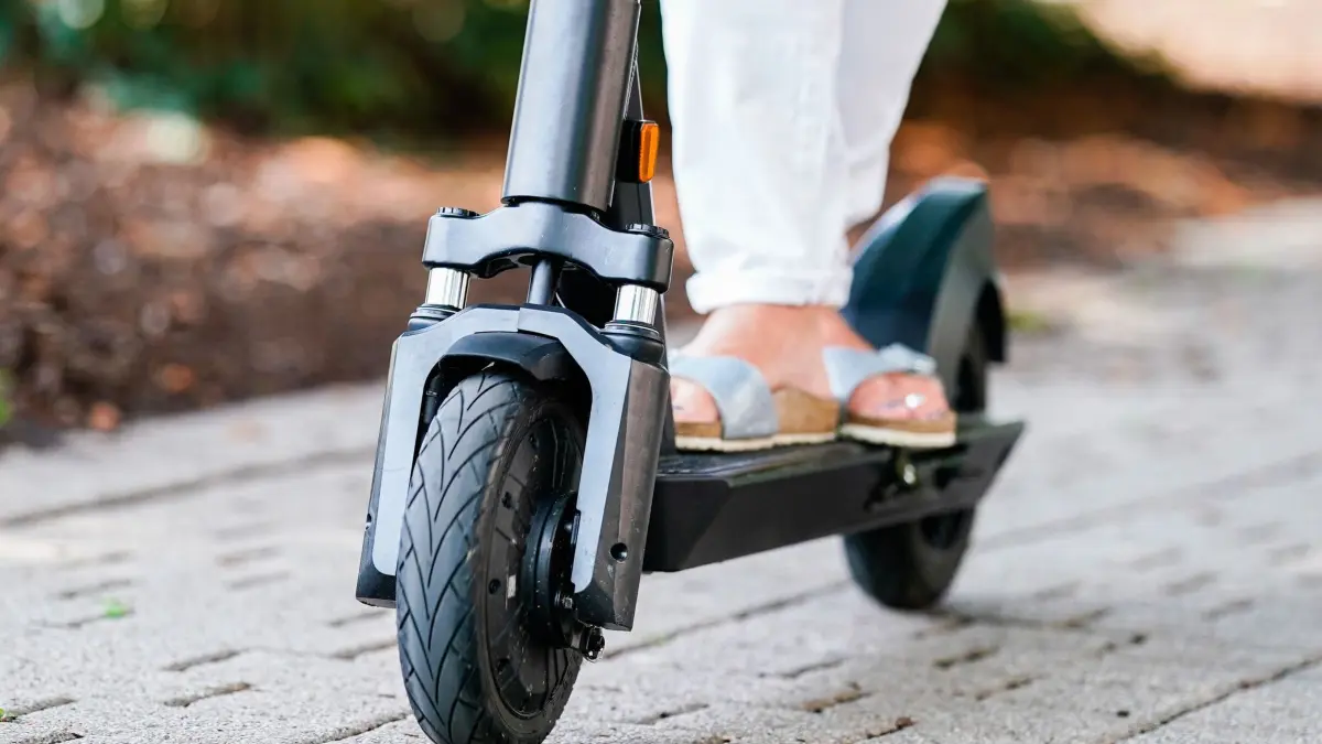 E-Scooter: ARCHIV - 08.08.2019, Baden-Württemberg, Heidelberg: Eine Frau fährt einen E-Scooter eines Elektro-Tretroller-Sharing-Anbieters auf einem Fuß- und Radweg an der Neckarweise. (zu dpa: «Bewusstlos neben E-Scooter gefunden: Frau stirbt auf Radweg») Foto: Uwe Anspach/dpa +++ dpa-Bildfunk +++