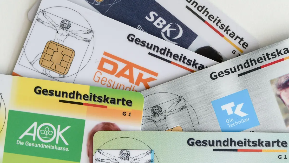 Krankenkassen: ARCHIV - 17.04.2018, Berlin: ILLUSTRATION - Gesundheitskarten verschiedener Krankenkassen liegen auf einem Tisch. (zu dpa: «Krankenkassen zum Jahresauftakt wieder mit Plus») Foto: Jens Kalaene/dpa-Zentralbild/dpa +++ dpa-Bildfunk +++