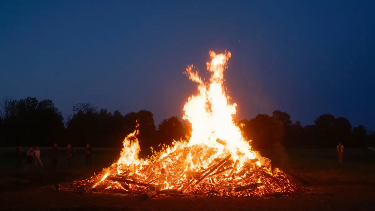 Sonnwend-Feuer am Wiesheu-Hof, Johanneskirchen bei München am 21.06.2025 *** Solstice fire at the Wiesheu Hof, Johannesk: Sonnwend-Feuer am Wiesheu-Hof, Johanneskirchen bei München am 21.06.2025 *** Solstice fire at the Wiesheu Hof, Johanneskirchen near Munich on 21 06 2025