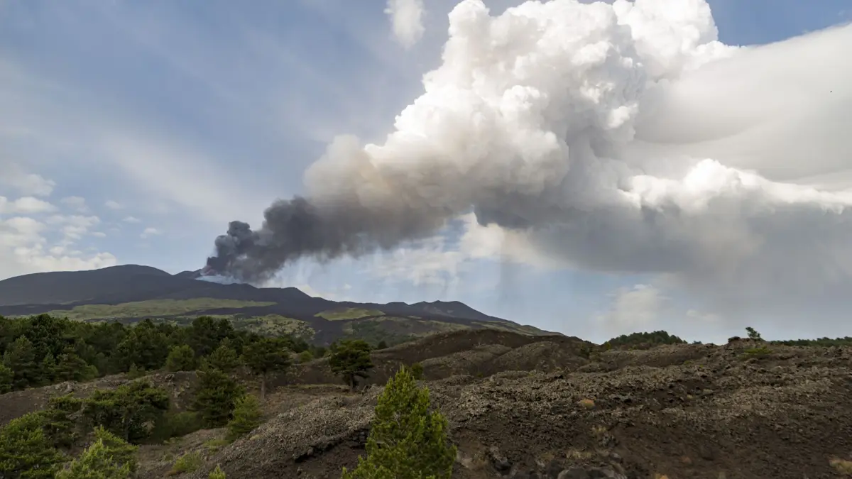 ARCHIV - 26.06.2021, Italien, Sizilien: Eine große Rauchwolke steigt 2021 aus dem ausbrechenden Südostkrater des Ätna, Europas größtem aktiven Vulkan, auf der süditalienischen Insel Sizilien. (zu dpa: «Ätna spuckt eine Lavafontäne - Flugverkehr unbeeinträchtigt») Foto: Salvatore Allegra/AP/dpa +++ dpa-Bildfunk +++