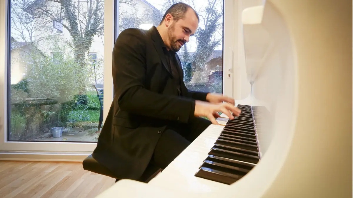 Leonberg - Der Leonberger Pfarrer Dennis Müller setzt nicht nur auf das Wort Gottes, sondern auch auf die Kraft der Musik. Er ist begeisterter Jazz-Pianist