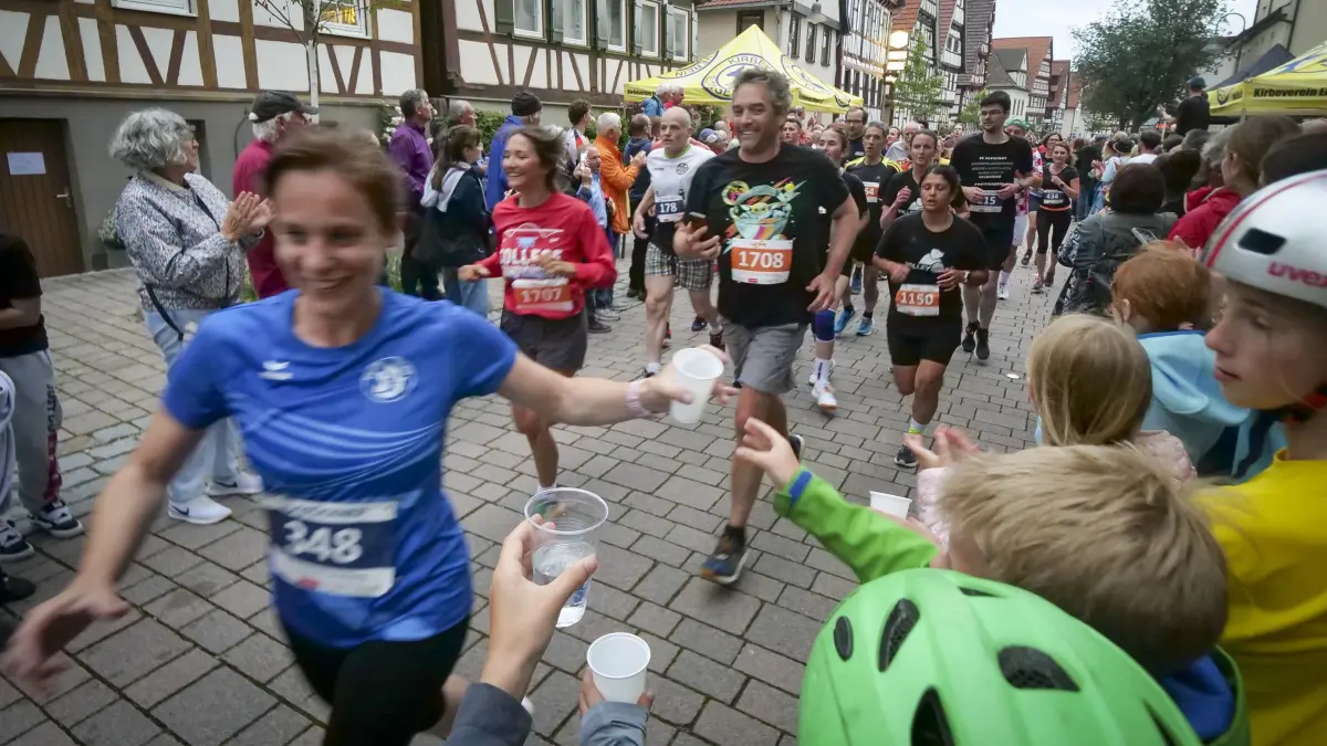 Leonbeg - Citylauf in Leonberg. Im Bild: Fanmeile in der Carl-Schminke-Strasse