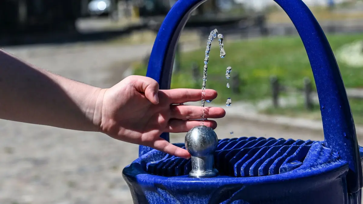 Hitze in Deutschland - Berlin: 30.06.2025, Berlin: Ein Trinkbrunnen steht vor dem Eingang zum Botanischen Garten. (zu dpa: «Städtetag: Länder bei Maßnahmen zur Klimaanpassung am Zug») Foto: Jens Kalaene/dpa +++ dpa-Bildfunk +++
