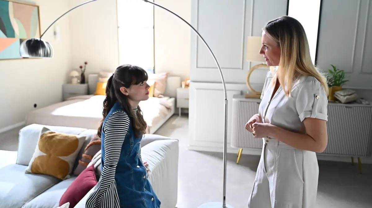 Sophia bekommt Ärger von ihrer Mutter Isabelle.