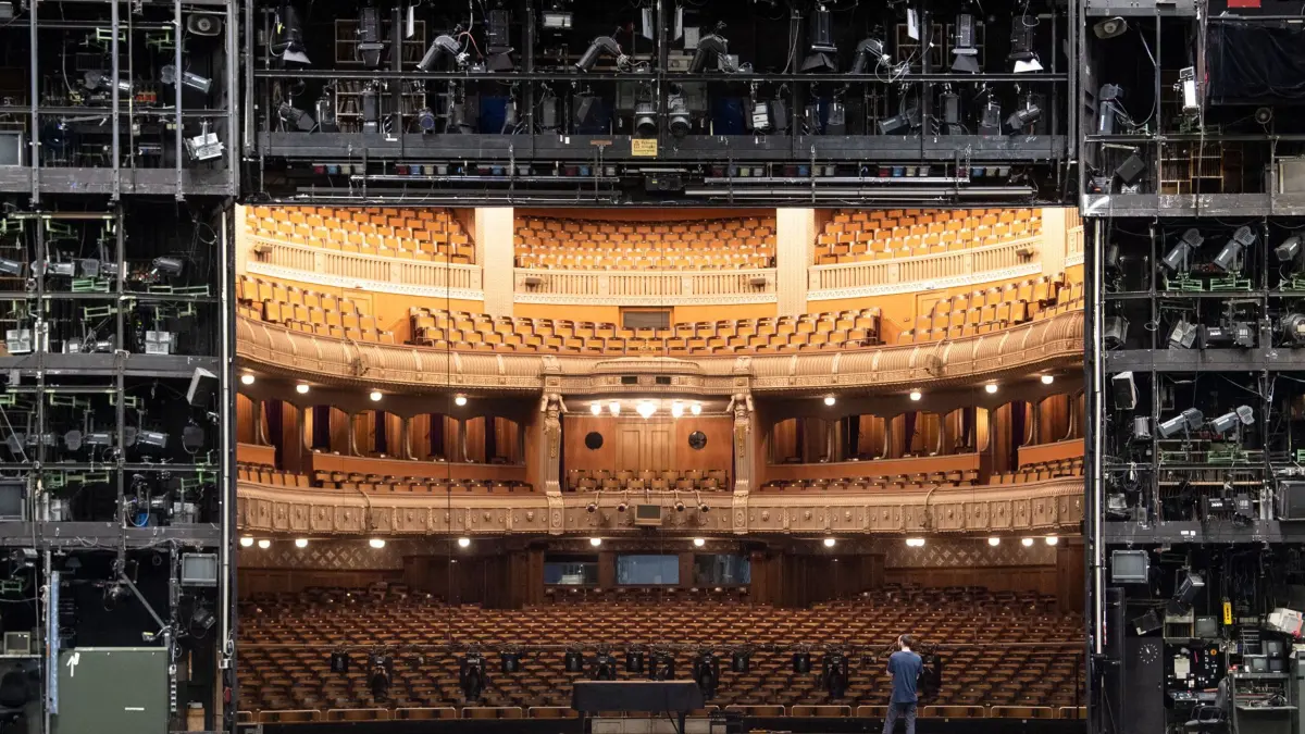 ARCHIV - 30.03.2020, Baden-Württemberg, Stuttgart: Ein Mitarbeiter der Staatstheater Stuttgart steht auf der Bühne des Opernhauses der Staatstheater Stuttgart, im Hintergrund ist der Zuschauerraum zu sehen. (zu dpa: «Staatstheater Stuttgart knacken den Besucherrekord») Foto: Marijan Murat/dpa +++ dpa-Bildfunk +++