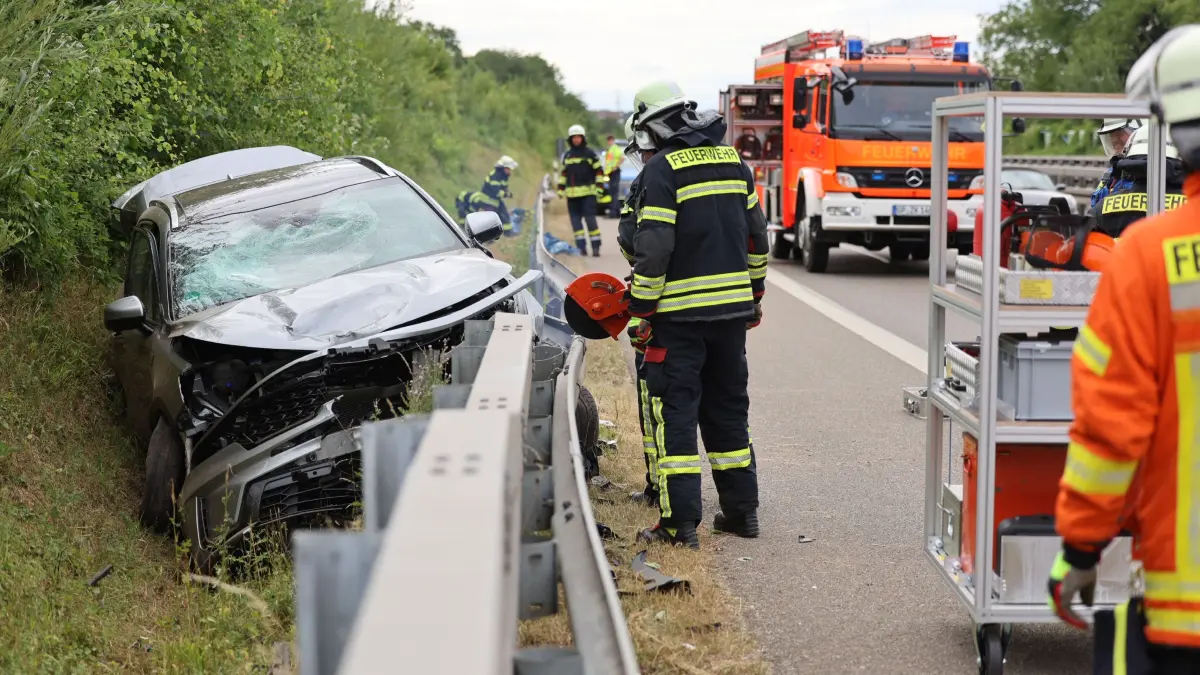 Am Sonntagmittag, gegen 15.40 Uhr kam es auf der B10 in Fahrtrichtung Ulm, zwischen Anschlussstelle Uhingen und Ausfahrt Goeppingen - Faurndau zu einem schweren Verkehrsunfall. Aus noch unbekannten Gruenden geriet ein KIA Sorento von der rechten Fahrbahn ab und ueberfuhr dabei die startende Leitplanke kurz vor der Ausfahrt Faurndau. Drei Personen wurden dabei ersten Informationen nach leicht verletzt. Ob sich darunter auch Kinder befinden ist noch nicht bekannt. Die Polizei sicherte die Unfallstelle mit 2 Fahrzeugen ab und nahm den Unfall auf. Zwei Rettungswagen fuhren die verletzten Personen in die naechste Klinik. Da sich der PKW so schwer mit der Leitplanke verkeilte, dass dieser nicht ohne weiteres geborgen werden konnte, rueckte die Uhingen Feuerwehr mit 2 Fahrzeugen an. Mit schwerem Geraet mussten Sie das Fahrzeug von der Leitplanke frei schneiden, bevor es geborgen werden konnte. <br /><br />Dazu wurde die rechte Fahrbahn komplett gesperrt. Mit dem startenden Feierabendverkehr entstand ein Stau. Ein Trupp mit Loeschschlau stellten sicher, dass sich weder PKW noch das trockene Gestruepp durch den Funkenschlag entzuendete.