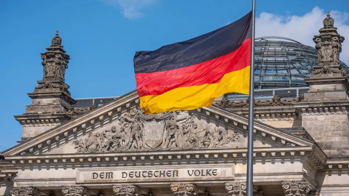 Bundestag: 13.07.2025, Berlin: Die Deutschlandflagge weht vor dem Bundestag, dem Sitz des Deutschen Bundetags im Reichstagsgebäude Foto: Michael Kappeler/dpa +++ dpa-Bildfunk +++
