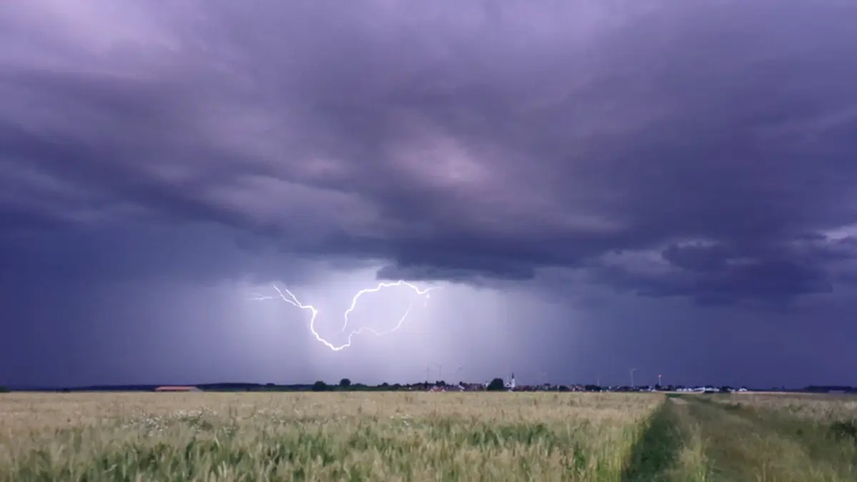 Dunkle Gewitterwolken ziehen bei einem Gewitter am Abend über dem Großraum Ulm auf. Dabei blitzt es in der Ferne. Auch für Montag, den 14.07.2025, werden in Baden-Württemberg und Bayern in Teilen der Region Gewitter und Regenschauer erwartet. +++ dpa-Bildfunk +++