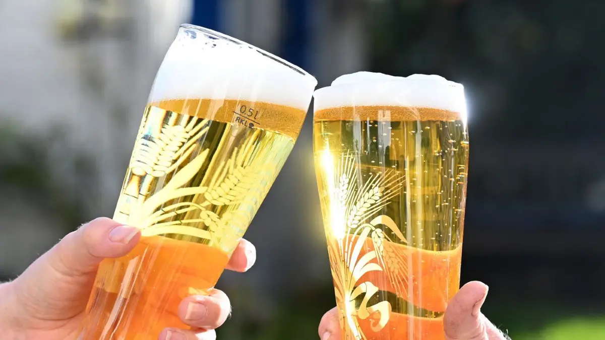 Bier: ARCHIV - 22.04.2021, Baden-Württemberg, Stuttgart: Mit Bier gefüllte Gläser, mit denen zwei Personen anstoßen. (zu dpa: «Brauer bekommen mehr Geld - wird jetzt das Bier teurer?») Foto: Bernd Weißbrod/dpa +++ dpa-Bildfunk +++