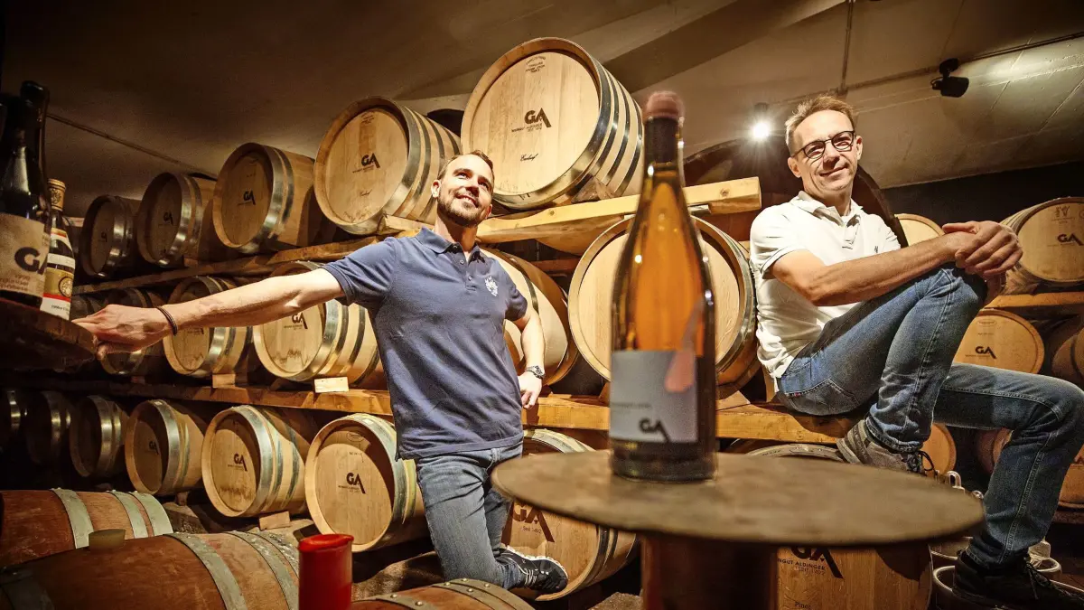 Fellbach, DEU, 04.07.2021
Hansjörg (R) und Matthias (L) Aldinger mit dem Trollinger Rose.
No model release. Kein Einverständnis für Werbung, keine Weitergabe an Dritte.