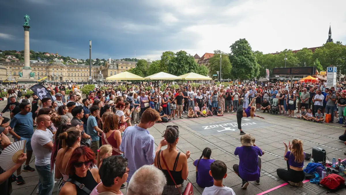 19.07.2025, Stuttgart: Stuttgart Street Art 2025 am Schlossplatz. Die Tanzgruppe Floor LegendZ bei ihrem Auftritt. Foto: Lichtgut/Christoph Schmidt