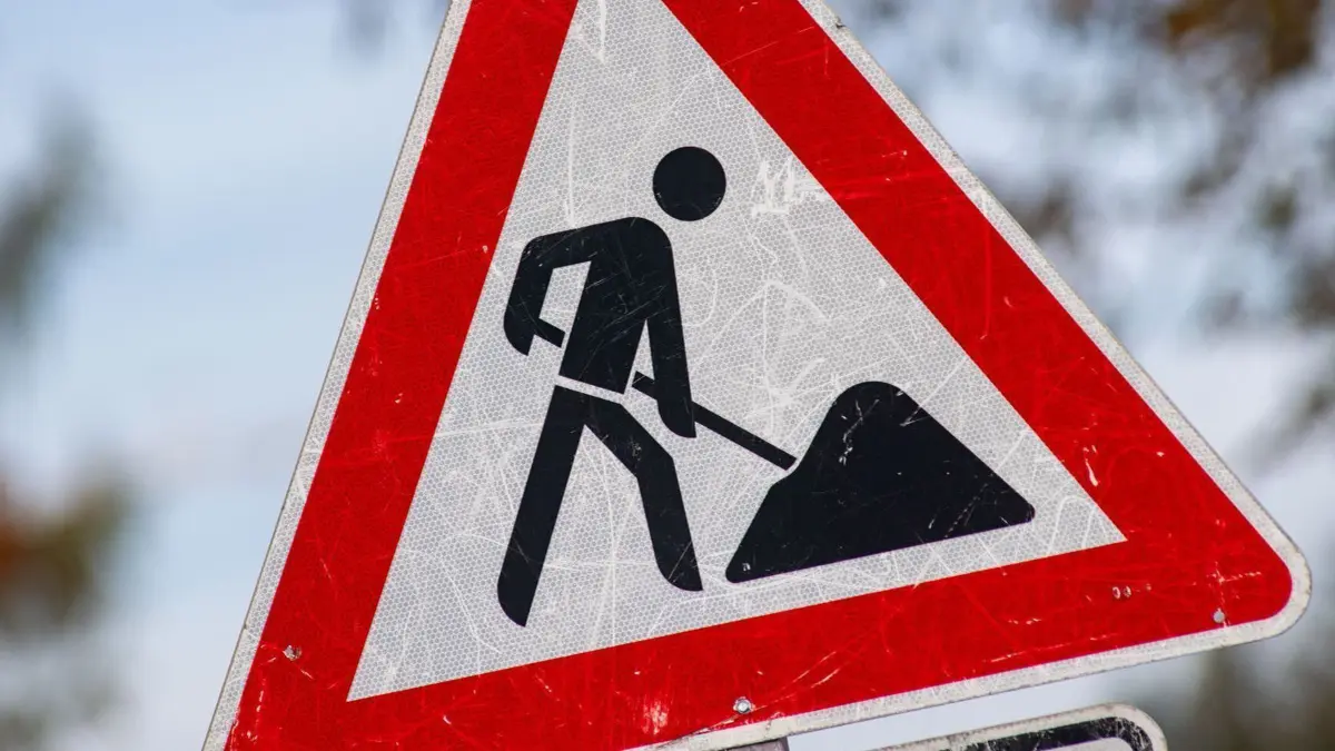 Eine symbolische Baustelle ist das große erwartete Minus. Was tatsächliche Baustellen angeht, so kommt der Kreis aufgrund der Personallage deutlich langsamer voran als gewünscht. (Symbolfoto)