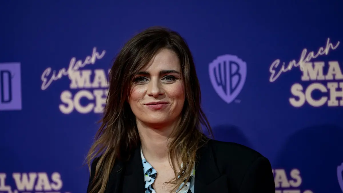 Nora Tschirner, Schauspielerin, kommt zur Weltpremiere des Kinofilms "Einfach mal was Schönes" in der UCI Kinowelt Zoo Palast. Tschirner hat in der ZDF-Show «Dalli Dalli» nach einem Unfall ein Spiel wegen einer Verletzung abgebrochen. (zu dpa: "Nora Tschirner in ZDF-Show verletzt - «Lustigster Unfall der Welt»") +++ dpa-Bildfunk +++