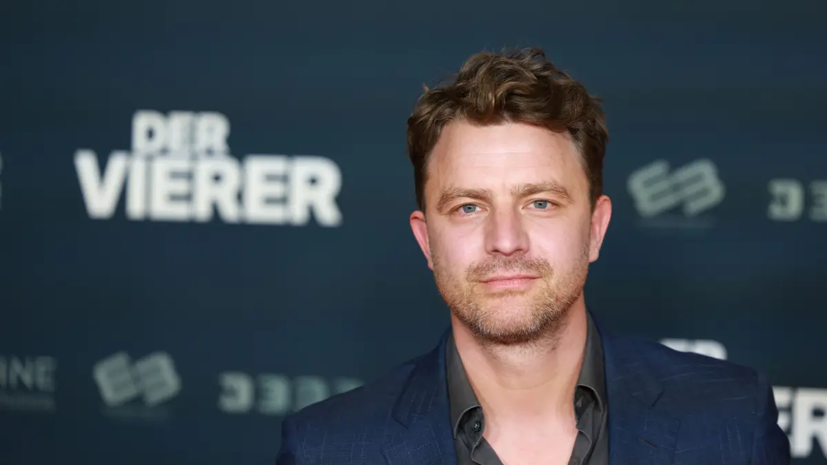 Friedrich Mücke, Schauspieler, kommt zur Premiere des Films «Der Vierer». Der deutsch-österreichischer Spielfilm feiert Premiere im Zoo Palast Berlin. +++ dpa-Bildfunk +++