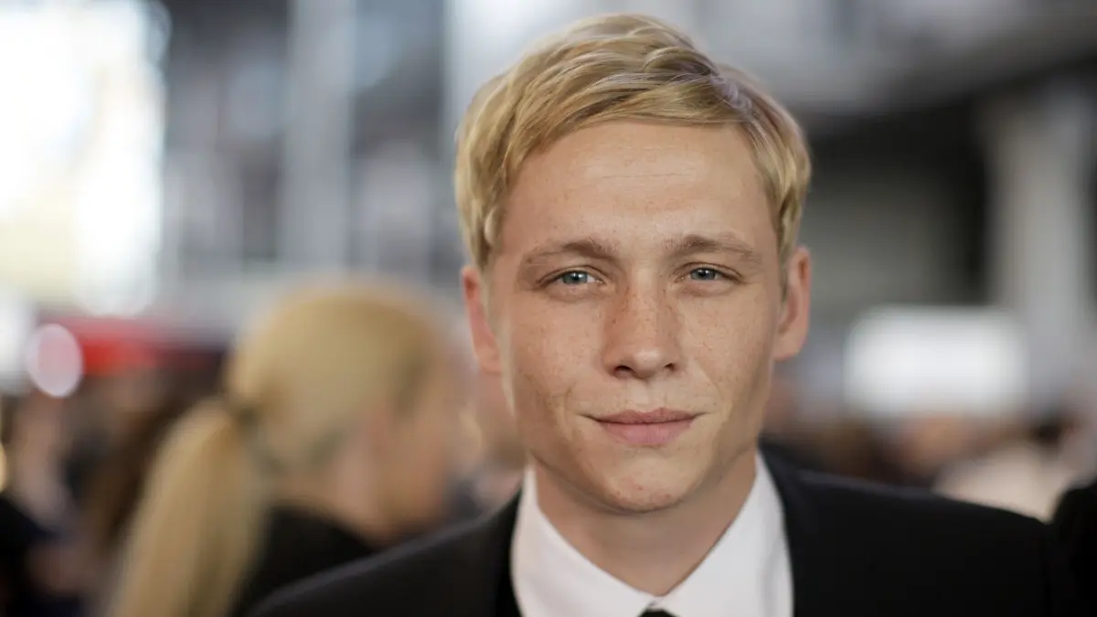 Der Schauspieler Matthias Schweighöfer kommt am Samstag (26.09.2009) in Köln zur Verleihung des Deutschen Fernsehpreises. Der Deutsche Fernsehpreis, der in diesem Jahr in 19 Kategorien verliehen wird, dazu kommen zwei mit jeweils 15.000 Euro dotierte Förderpreise und der Ehrenpreis, wird bereits zum elften Mal verliehen. Foto: Rolf Vennenbernd dpa/lnw +++ dpa-Bildfunk +++