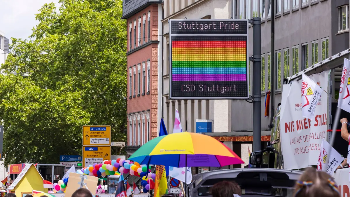Christopher Street Day 2025 in Stuttgart. Unter dem Motto Nie wieder still! Laut für Freiheit, stark für Vielfalt zog di: Christopher Street Day 2025 in Stuttgart. Unter dem Motto Nie wieder still Laut für Freiheit, stark für Vielfalt zog die diesjährige CSD-Demonstration durch Stuttgart. // 26.07.2025: Stuttgart, Baden-Württemberg, Deutschland *** Christopher Street Day 2025 in Stuttgart This years CSD demonstration marched through Stuttgart 26 07 2025 Stuttgart, Baden Württemberg, Germany under the motto Never again silent Loud for freedom, strong for diversity
