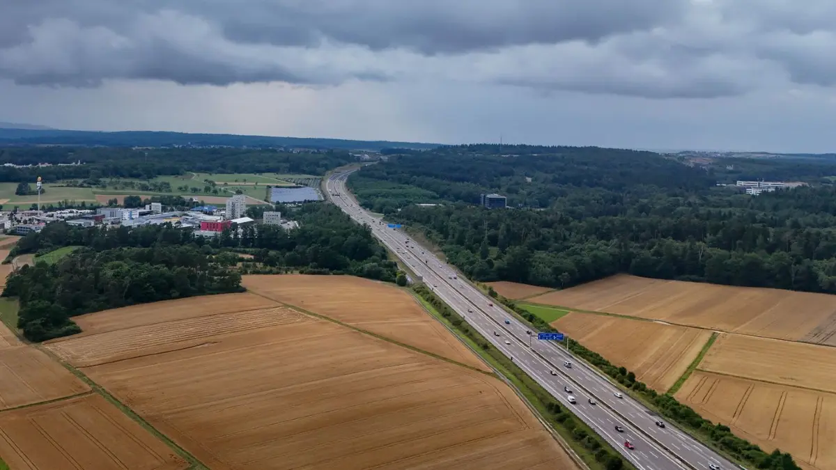 Wetter in Baden-Württemberg: 26.07.2025, Baden-Württemberg, Rutesheim: Dunkle Gewitterwolken ziehen am Abend über dem Großraum Pforzheim auf. (Aufnahme mit einer Drohne) Foto: Marius Bulling/onw-images/dpa +++ dpa-Bildfunk +++