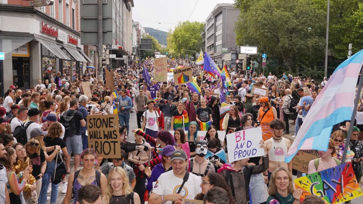 Stuttgart der CSD Parade, OB Nopper war bei der SSB und VFB Stuttgart dabei gute Stimmung. Um 14.30 Uhr allerdings starker Regen.
Foto Andreas Rosar Fotoagentur-Stuttgart 26.07.2025