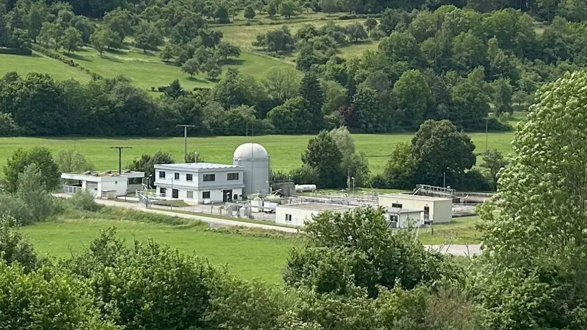 Blick auf die Aidlinger Kläranlage unterhalb der Kreisstraße nach Grafenau.