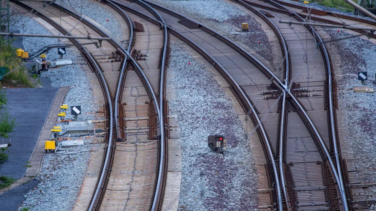 Sanierung der Bahnstrecke Berlin - Hamburg: 01.08.2025, Mecklenburg-Vorpommern, Ludwigslust: Leere Gleise im Bahnhofsvorfeld - aufgenommen vor der geplanten Streckensperrung für das neunmonatige Sanierungsprojekt des Eisenbahn-Streckenabschnitts zwischen Berlin und Hamburg. Die zweigleisige Strecke wird bis April 2026 komplett gesperrt und instandgesetzt. Foto: Jens Büttner/dpa +++ dpa-Bildfunk +++