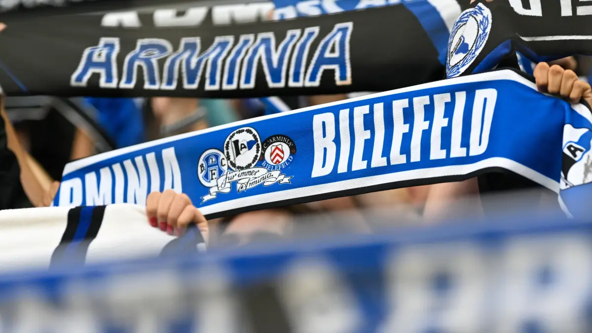 2. Liga - 25/26 - Arminia Bielefeld - Fortuna Düsseldorf: 2. Liga - Arminia Bielefeld - Fortuna Düsseldorf am 02.08.2024 in der SchücoArena in Bielefeld Fans des DSC Arminia Bielefeld halten ihre Schals in die Luft. *** 2 Liga Arminia Bielefeld Fortuna Düsseldorf on 02 08 2024 at the SchücoArena in Bielefeld Fans of DSC Arminia Bielefeld hold their scarves in the air MT