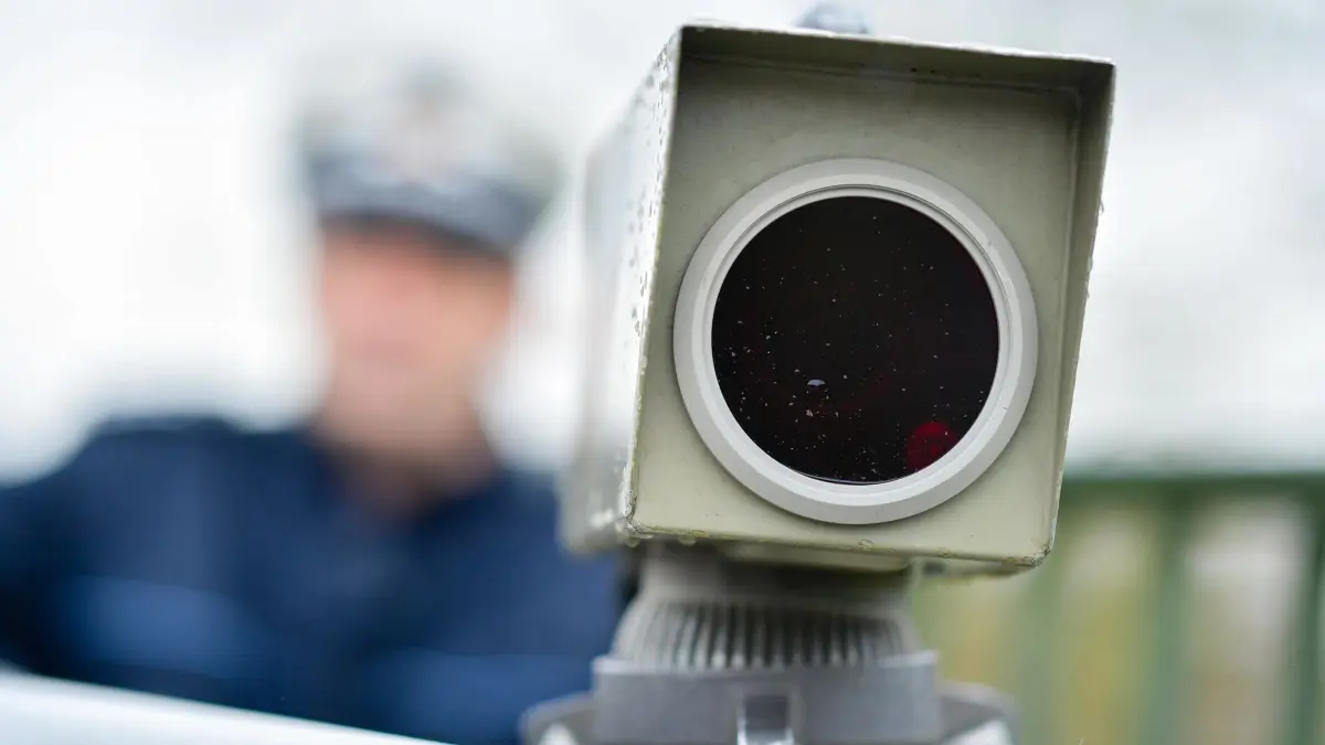 Geschwindigkeitskontrolle: ARCHIV - 03.04.2019, Baden-Württemberg, Sinsheim: Ein Polizist steht hinter einem Messgerät zur Geschwindigkeitskontrolle von Fahrzeugen an der Bundesstraße 292. (zu dpa: «Blitzermarathon: Was Autofahrer im Südwesten wissen müssen») Foto: Uwe Anspach/dpa +++ dpa-Bildfunk +++