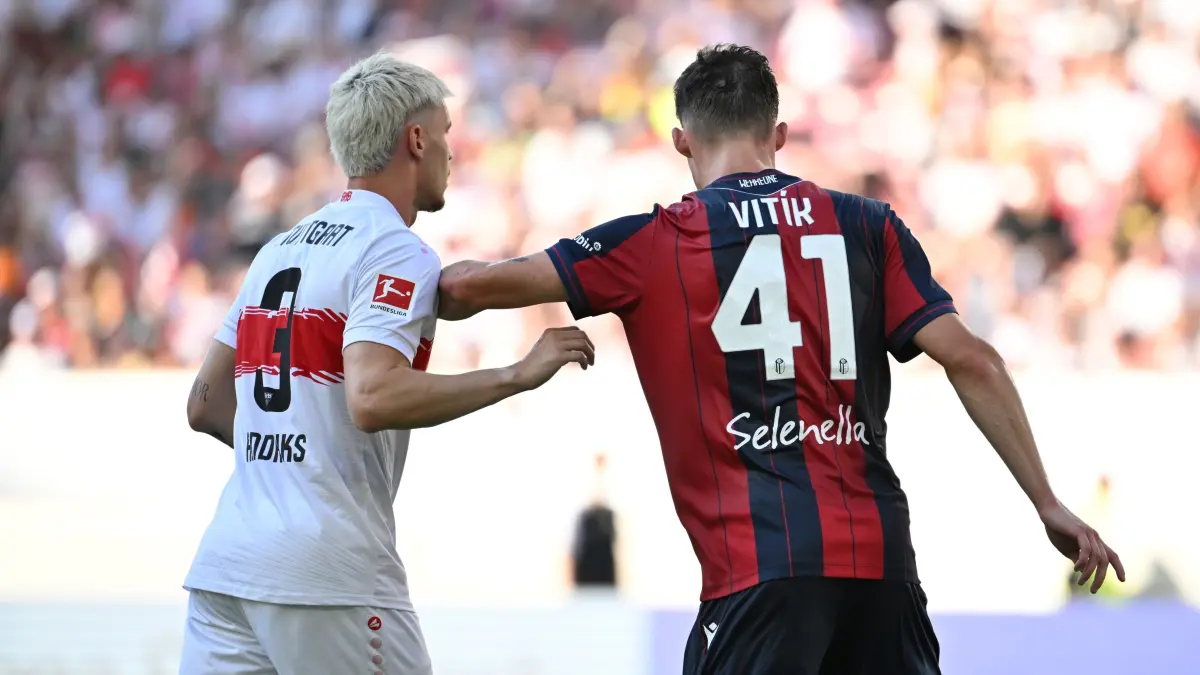 VfB Stuttgart vs FC Bologna : Zweikampf, Aktion Ramon Hendriks VfB Stuttgart (03) gegen Martin Vitik FC Bologna (41) von hinten
VfB Stuttgart vs FC Bologna
09.08.2025
DFL REGULATIONS PROHIBIT ANY USE OF PHOTOGRAPHS AS IMAGE SEQUENCES AND/OR QUASI-VIDEO