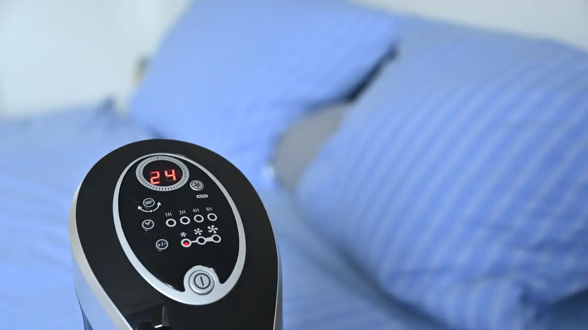 So gelingt Hitzeschutz zu Hause mit einfachen Mitteln: Turmventilator zur Abkuehlung in einem Schlafzimmer (Themenfoto vom 11.06.2025). Wird es bei geschlossenen Fenstern und Tueren zu stickig, kann ein Ventilator helfen. Er senkt zwar nicht die Temperatur, sorgt laut Bundesinstitut fuer oeffentliche Gesundheit jedoch "fuer eine leichte, kuehlende Luftbewegung". Ventilatoren sind ausserdem sowohl in der Anschaffung als auch im Betrieb kostenguenstiger und energiesparender als Klimageraete.(Siehe epd-Bericht vom 10.08.2025) *** Local Caption *** 00525815