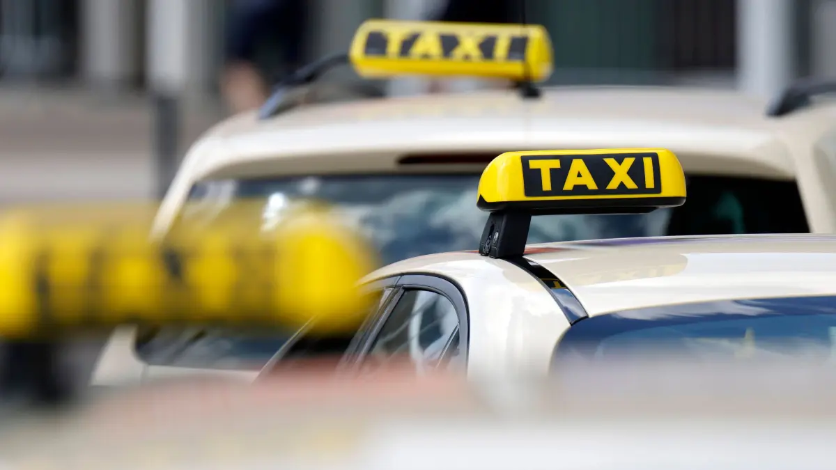 Taxi-Autos warten an der Kölner Messe auf Fahrgäste. Die Taxibranche sieht weiter mit großen Sorgen in die Zukunft. Trot: Taxi-Autos warten an der Kölner Messe auf Fahrgäste. Die Taxibranche sieht weiter mit großen Sorgen in die Zukunft. Trotz der weitgehenden Aufhebung der Corona-Regeln und der Senkung der Energiesteuer auf Kraftstoffe, rechnet der Bundesverband Taxi und Mietwagen nicht mit einer schnellen Trendwende. Neben Corona leidet die Branche auch unter der Konkurrenz von Uber und Free Now oder Angeboten wie car2go. Themenbild, Symbolbild Köln, 12.05.2022 NRW Deutschland *** Cab cars wait for passengers at the Cologne fair The cab industry continues to look to the future with great concern Despite the extensive repeal of the Corona rules and the reduction of the energy tax on fuel, the German Taxi and Hire Car Association does not expect a rapid Copyright: xChristophxHardtx