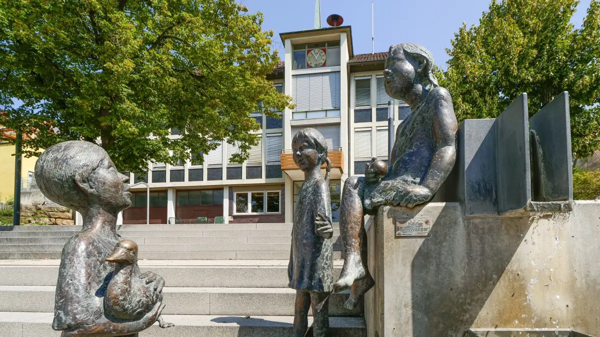 Ludwigsburg Neckarweihingen - Roland Schmierer vom Bürgerclub setzt sich für zumindest etwas Schatten und einen Trinkbrunnen am Rathaus im Zentrum von Neckarweihingen ein.