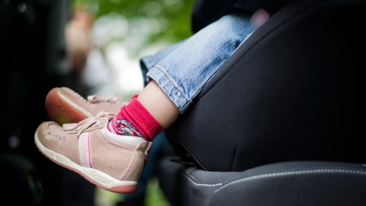 Mädchen sitzt in einem Kindersitz im Auto: ARCHIV - 22.05.2013, Hessen, Frankfurt/Main: Ein Mädchen sitzt in einem Kindersitz in einem Auto. Moderne Technik soll helfen, dass kleine Kinder nicht in Autos vergessen werden und Gefahr laufen, an einem Hitzschlag zu sterben. (zu dpa: «Hitzetod im Kindersitz - Warum Eltern ihr Baby im Auto vergessen») Foto: Nicolas Armer/dpa +++ dpa-Bildfunk +++