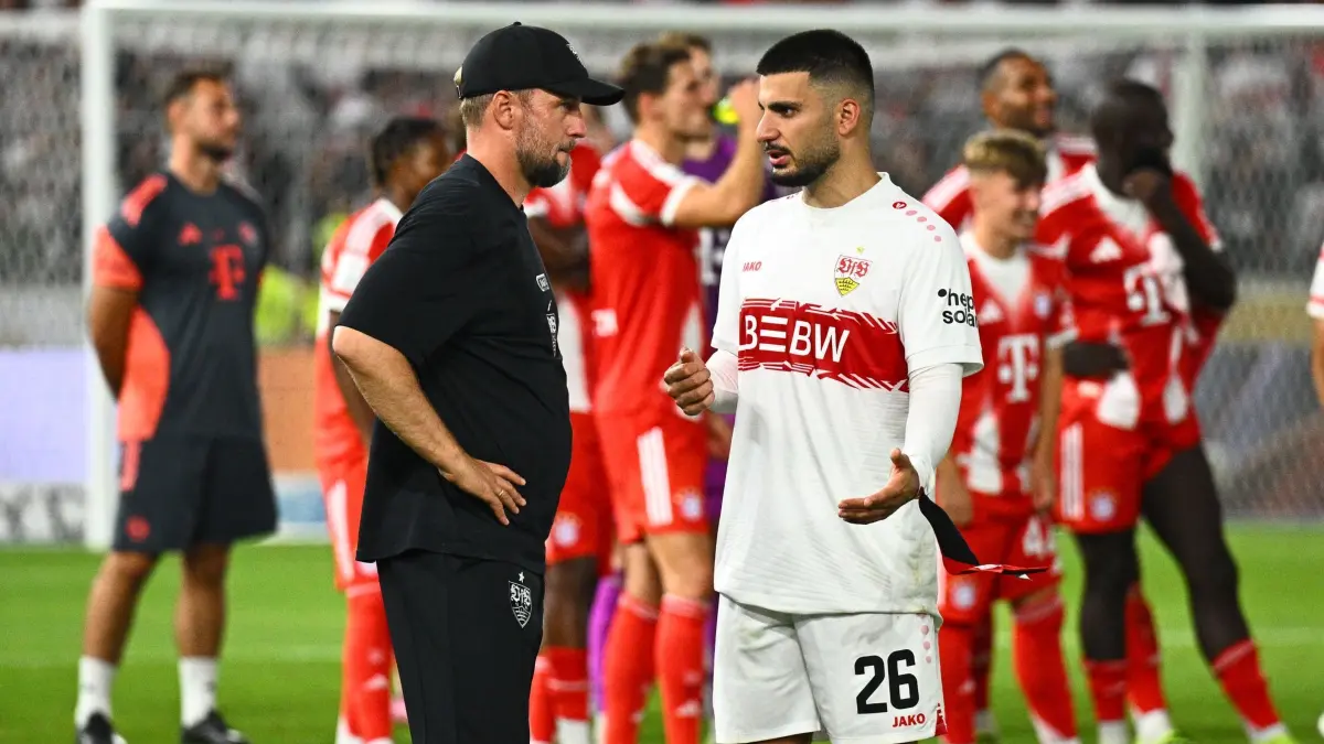 VfB Stuttgart - Bayern München: 16.08.2025, Baden-Württemberg, Stuttgart: Fußball: Franz-Beckenbauer-Supercup, VfB Stuttgart - FC Bayern München, MHPArena, Trainer Sebastian Hoeneß (VfB Stuttgart) und Deniz Undav (VfB Stuttgart) unterhalten sich nach dem Spiel. WICHTIGER HINWEIS: Gemäß den Vorgaben der DFL Deutsche Fußball Liga bzw. des DFB Deutscher Fußball-Bund ist es untersagt, in dem Stadion und/oder vom Spiel angefertigte Fotoaufnahmen in Form von Sequenzbildern und/oder videoähnlichen Fotostrecken zu verwerten bzw. verwerten zu lassen. Foto: Tom Weller/dpa +++ dpa-Bildfunk +++