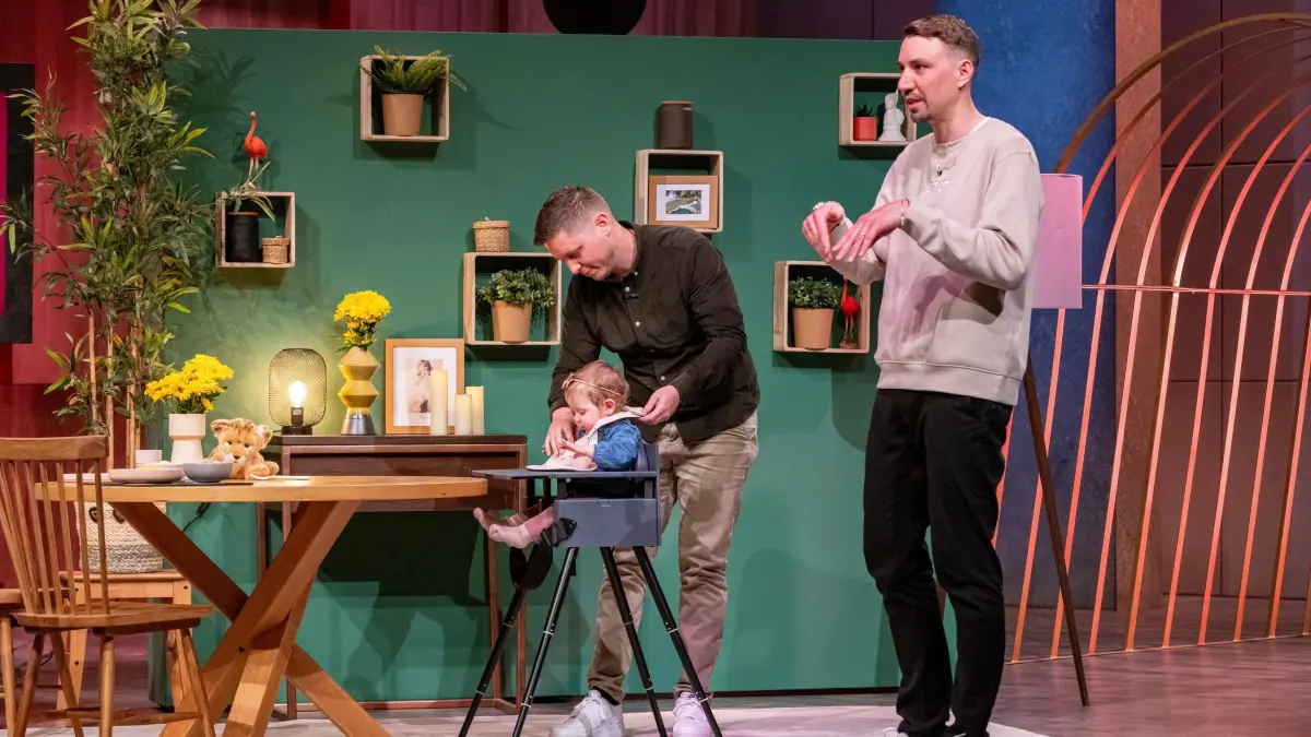 Kevin Fluri (r.) präsentiert den mobilen und kompakten Kinderhochstuhl SITLIT. Philipp Gutmann mit Töchterchen Noemi unterstützen ihn bei dem Pitch.