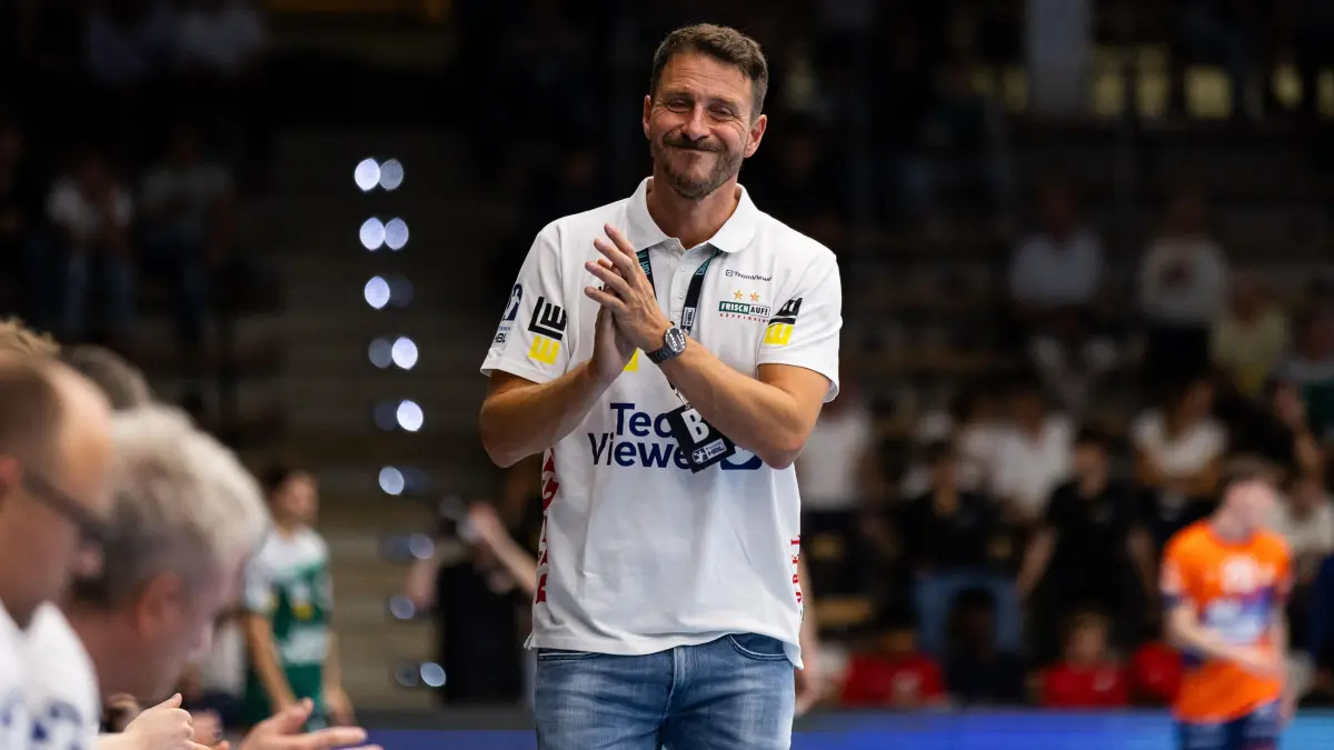 FRISCH AUF! Goeppingen (FAG) vs. SKK Talent Pilsen, Handball, Maenner, Players Night, Testspiel, Saisoneroeffnung, Spielzeit 2025/2026, 23.08.2025: Ben MATSCHKE (FRISCH AUF! Goeppingen, Trainer) klatscht, positive Emotionen
FRISCH AUF! Goeppingen (FAG) vs. SKK Talent Pilsen, Handball, Maenner, Players Night, Testspiel, Saisoneroeffnung, Spielzeit 2025/2026, 23.08.2025
Foto: Eibner-Pressefoto/Oliver Schmidt