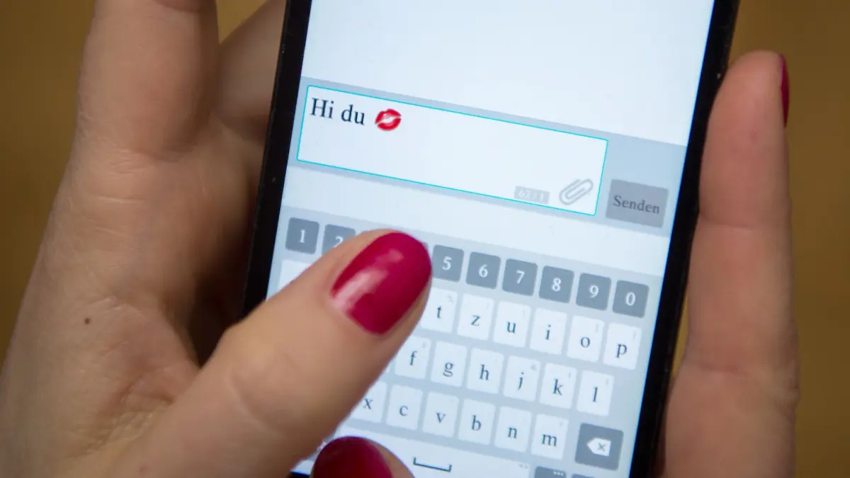 ARCHIV - 28.03.2017, Berlin: ILLUSTRATION - Eine junge Frau tippt auf einem Smartphone eine Nachricht. Das Smartphone ist bei den meisten Jugendlichen immer dabei - auch beim Entdecken der eigenen Sexualität. Dies erhöht das Risiko, Opfer und Täter zu werden. Experten fordern mehr Aufklärung über Cybergrooming - am besten bereits in der Grundschule. (zu dpa "Kinderpornos im Klassenchat - Mehr Ermittlungen gegen Minderjährige") Foto: Sebastian Gollnow/dpa +++ dpa-Bildfunk +++