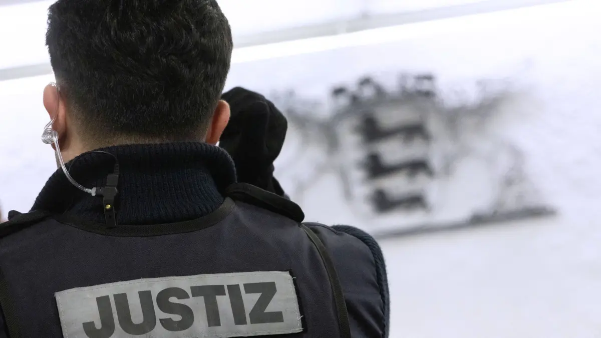 Ein Justizbeamter steht während eines Prozesses in einem Saal des Landgerichts Stuttgart (zu dpa «Nach Schlägerei auf Bolzplatz beginnt der Prozess gegen Jugendliche»). +++ dpa-Bildfunk +++